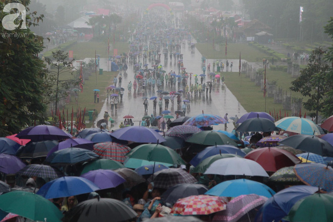 Chùm ảnh: Hàng nghìn người đội mưa vào dâng hương tại Đền Hùng - Ảnh 13.