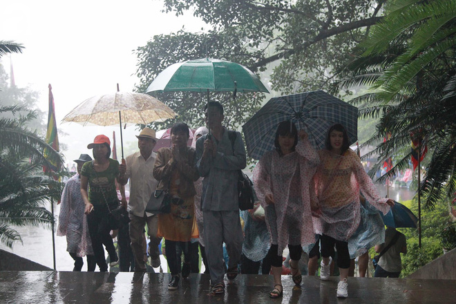 Chùm ảnh: Hàng nghìn người đội mưa vào dâng hương tại Đền Hùng - Ảnh 14.