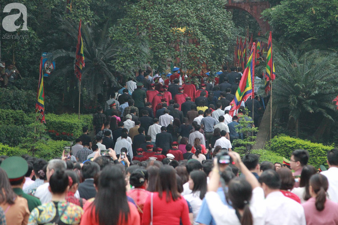 Khai hội Đền Hùng: Hàng rào sống đứng dưới mưa đảm bảo trật tự cho lễ hội - Ảnh 5.