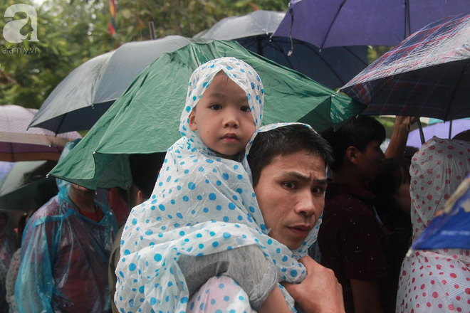 Chùm ảnh: Hàng nghìn người đội mưa vào dâng hương tại Đền Hùng - Ảnh 10.