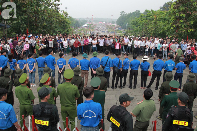 Khai hội Đền Hùng: Hàng rào sống đứng dưới mưa đảm bảo trật tự cho lễ hội - Ảnh 7.