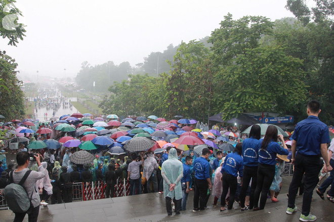 Chùm ảnh: Hàng nghìn người đội mưa vào dâng hương tại Đền Hùng - Ảnh 18.