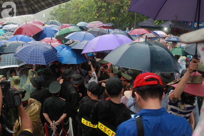 Chùm ảnh: Hàng nghìn người đội mưa vào dâng hương tại Đền Hùng - Ảnh 19.