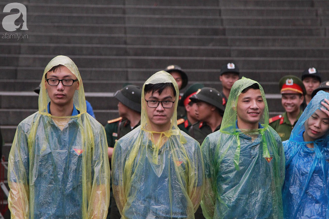 Khai hội Đền Hùng: Hàng rào sống đứng dưới mưa đảm bảo trật tự cho lễ hội - Ảnh 9.