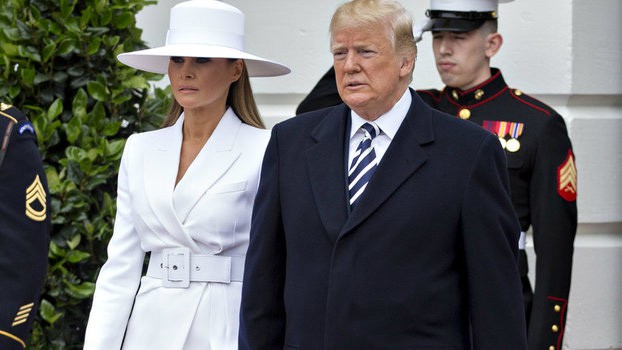 Cố gắng nắm lấy tay vợ khi đứng chụp ảnh, Tổng thống Donald Trump nhận cái kết không ngờ - Ảnh 2.