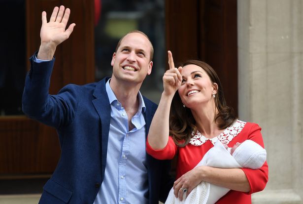 Hoàng tử William và Công nương Kate nói gì lúc bế hoàng tử út gặp gỡ công chúng lần đầu tiên? Đây là câu trả lời! - Ảnh 3.