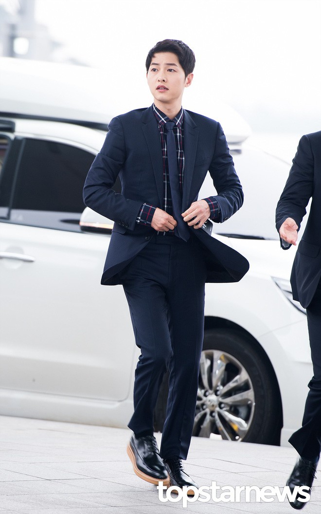 Nhìn Song Joong Ki mặc cả cây đen mà tưởng như anh mượn đồ của chị vợ Song Hye Kyo vậy - Ảnh 3.