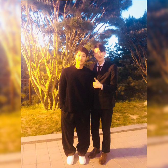 Nhìn Song Joong Ki mặc cả cây đen mà tưởng như anh mượn đồ của chị vợ Song Hye Kyo vậy - Ảnh 8.