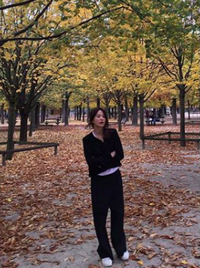 Nhìn Song Joong Ki mặc cả cây đen mà tưởng như anh mượn đồ của chị vợ Song Hye Kyo vậy - Ảnh 9.