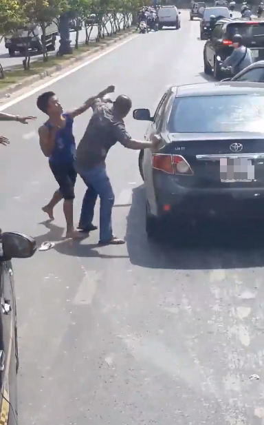 Clip: Va chạm giao thông, 2 người đàn ông lao vào đánh nhau như phim chưởng giữa đường - Ảnh 2.