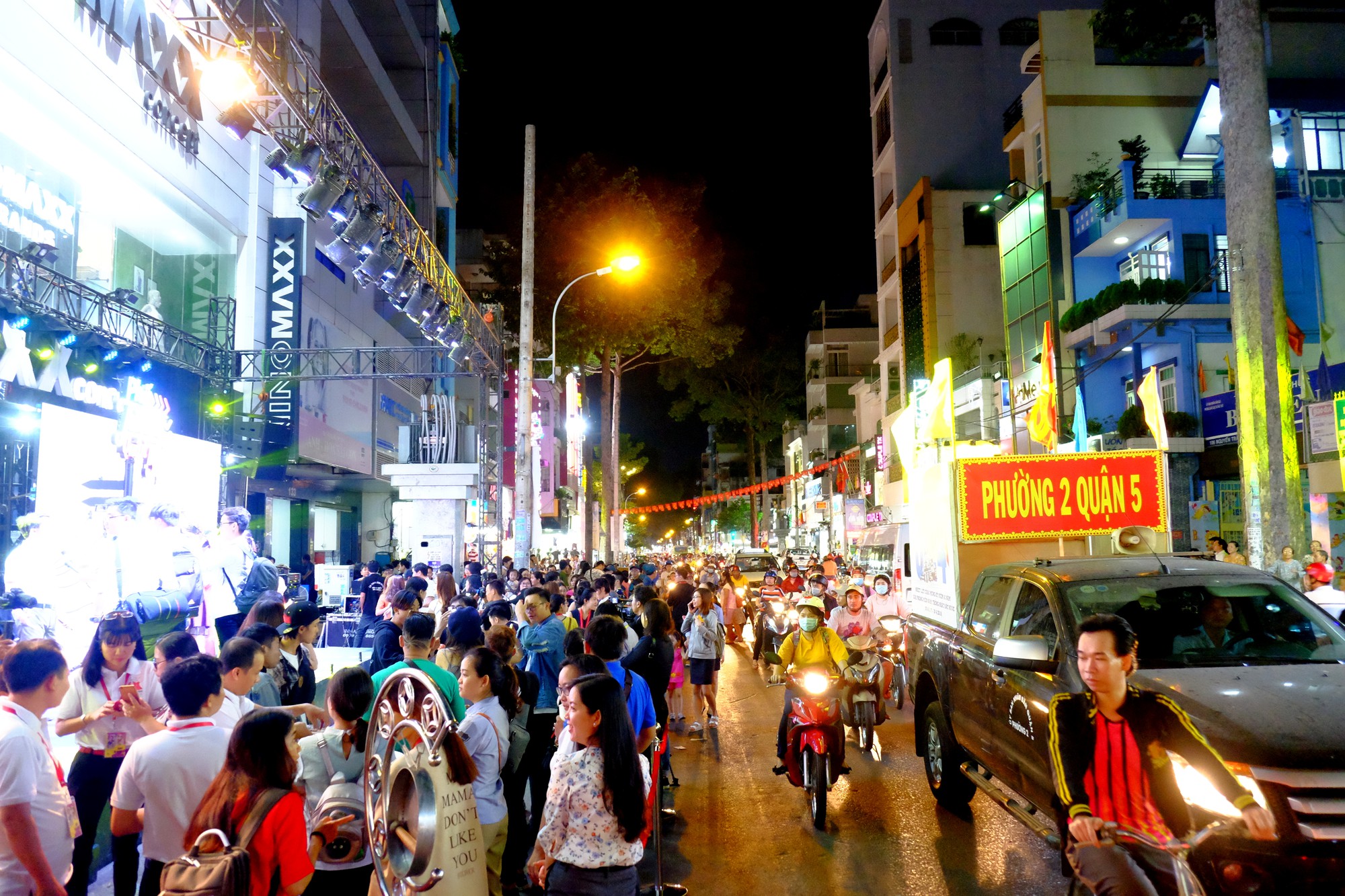 Sài Gòn đã có Phố thời trang ở Quận 5, thu hút giới trẻ và nhiều gia đình đến mua sắm