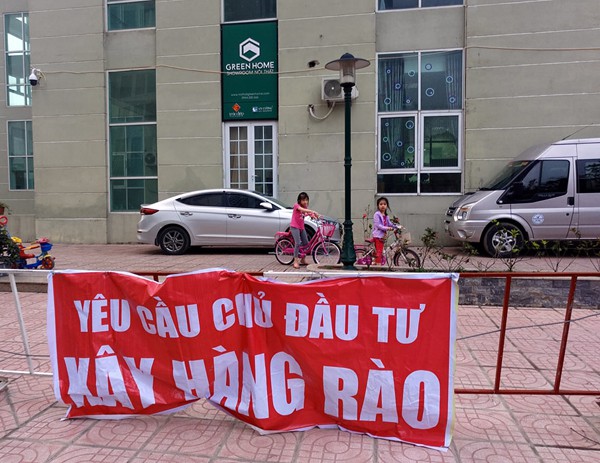 Mâu thuẫn cư dân chung cư Goldmark City và Vinaconex 7: Lực lượng chức năng tháo hàng rào, dân tiếp tục phản đối - Ảnh 7.