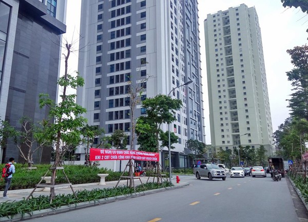 Mâu thuẫn cư dân chung cư Goldmark City và Vinaconex 7: Lực lượng chức năng tháo hàng rào, dân tiếp tục phản đối - Ảnh 4.