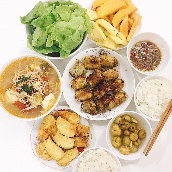 Nấu cho chồng ăn là chuyện xưa rồi, các chị giờ còn thi nhau khoe được chồng nấu cho mâm cơm toàn sơn hào hải vị - Ảnh 1.