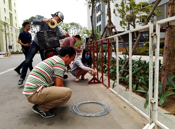 Mâu thuẫn cư dân chung cư Goldmark City và Vinaconex 7: Lực lượng chức năng tháo hàng rào, dân tiếp tục phản đối - Ảnh 8.