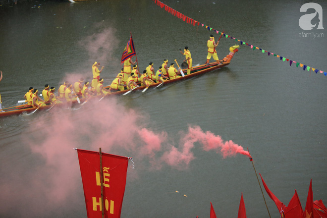 Thủy chiến ngay trên sông trong lễ hội đua thuyền làng Đăm - Ảnh 4.