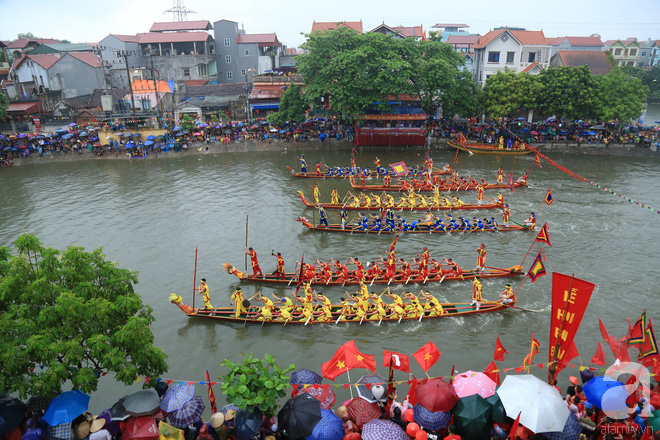 Thủy chiến ngay trên sông trong lễ hội đua thuyền làng Đăm - Ảnh 2.