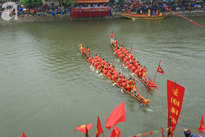 Thủy chiến ngay trên sông trong lễ hội đua thuyền làng Đăm - Ảnh 3.