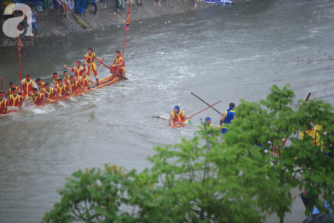 Thủy chiến ngay trên sông trong lễ hội đua thuyền làng Đăm - Ảnh 7.