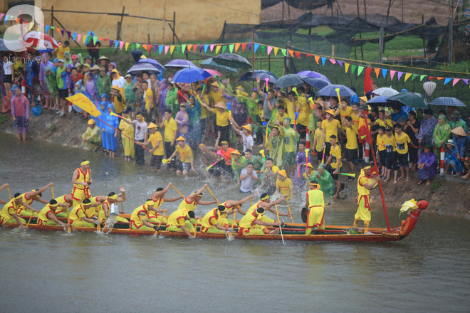 Thủy chiến ngay trên sông trong lễ hội đua thuyền làng Đăm - Ảnh 6.