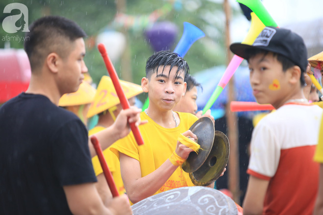 Thủy chiến ngay trên sông trong lễ hội đua thuyền làng Đăm - Ảnh 8.