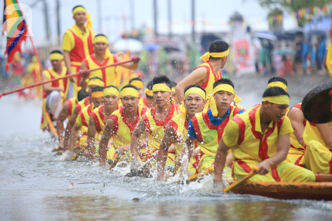 Thủy chiến ngay trên sông trong lễ hội đua thuyền làng Đăm - Ảnh 5.