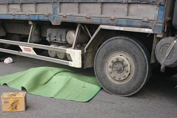 Hà Nội: Người phụ nữ tử vong sau khi va chạm với xe tải tại nút giao Pháp Vân - Giải Phóng - Ảnh 1.