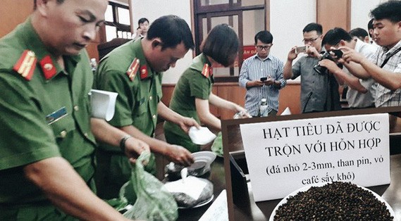 Công an Đắk Nông: Phế phẩm cà phê nhuộm pin con Ó được bán với giá 9.000 đồng/kg - Ảnh 1.