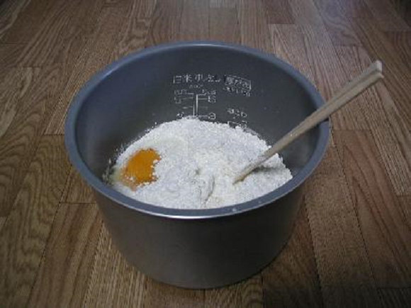 Làm bánh chẳng cần lò nướng, chẳng cần máy đánh trứng, cứ trộn bột và trứng trong nồi này là xong - Ảnh 2.