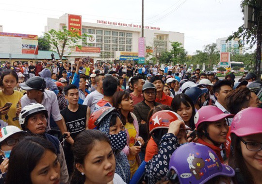 Hàng trăm người dân vây kín ngôi nhà nghi tụ điểm “Hội thánh Đức Chúa Trời Mẹ” - Ảnh 3.