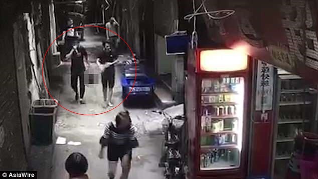 Trung Quốc: Chồng sát hại vợ, ném thủ cấp vào thùng rác sau khi nghênh ngang đi trên phố - Ảnh 1.