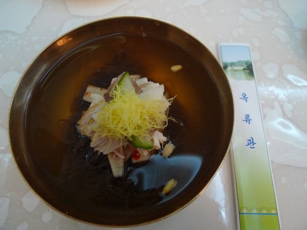 Người Hàn Quốc đổ xô đi ăn món mỳ trong thực đơn chiêu đãi ông Kim Jong-un - Ảnh 1.