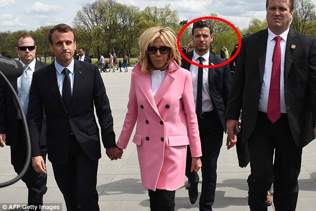Dù nắm tay lãng mạn, nhưng vợ chồng Tổng thống Pháp vẫn bị lu mờ bởi người đàn ông này - Ảnh 3.