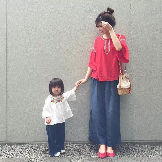Chỉ đứng chụp ảnh đồ đôi chung với con gái, nữ blogger người Nhật bỗng nổi tiếng khắp mạng xã hội - Ảnh 2.