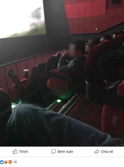 Hình ảnh phản cảm: Thanh niên gác chân lên ghế, thản nhiên gào thét, vỗ tay ầm ầm trong rạp chiếu phim - Ảnh 1.