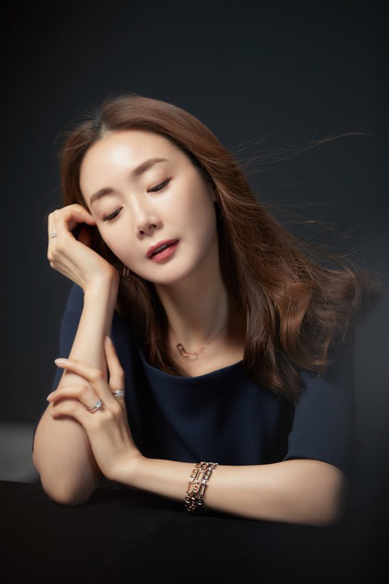 YG tung ảnh hậu trường quảng cáo của Choi Ji Woo ngay sau cưới: Dù đã U50, chị đẹp vẫn quá xuất sắc - Ảnh 19.