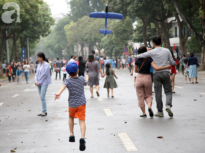 Hà Nội: Thời tiết đẹp, cha mẹ cùng trẻ nhỏ ùn ùn kéo đến không gian phố đi bộ Hồ Gươm vui chơi ngày nghỉ lễ - Ảnh 15.