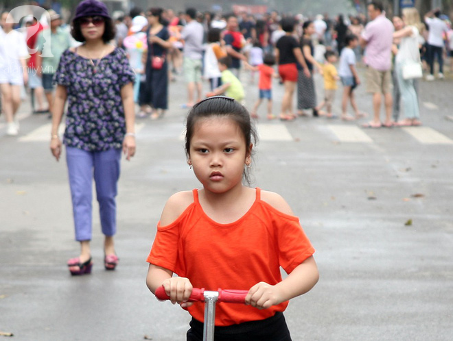 Hà Nội: Thời tiết đẹp, cha mẹ cùng trẻ nhỏ ùn ùn kéo đến không gian phố đi bộ Hồ Gươm vui chơi ngày nghỉ lễ - Ảnh 7.