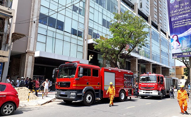 Video: Cháy ở chung cư cao cấp Fhome Đà Nẵng, xe cứu hỏa không tiếp cận được - Ảnh 2.
