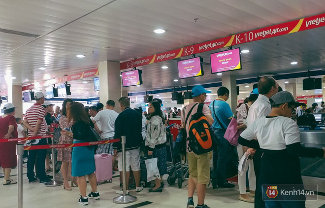 Hàng trăm khách vật vờ ở sân bay Tân Sơn Nhất từ rạng sáng để về quê, đi du lịch dịp lễ 30/4 - Ảnh 4.