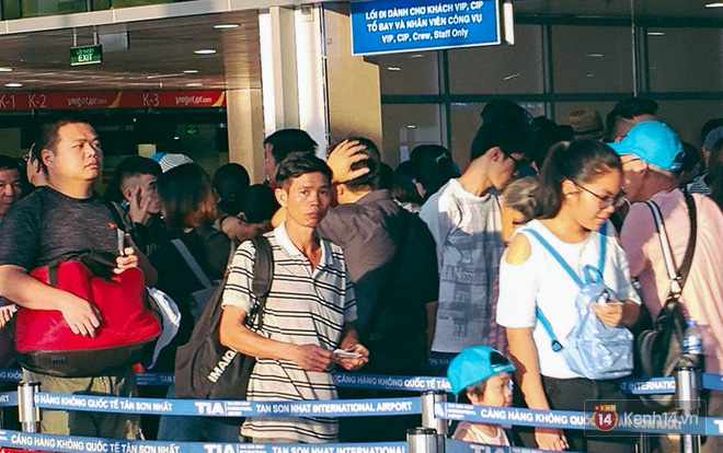 Hàng trăm khách vật vờ ở sân bay Tân Sơn Nhất từ rạng sáng để về quê, đi du lịch dịp lễ 30/4 - Ảnh 6.