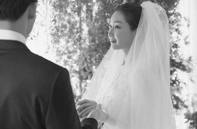 Người đẹp Bản tình ca mùa đông Choi Ji Woo lấy chồng kém 13 tuổi? - Ảnh 1.