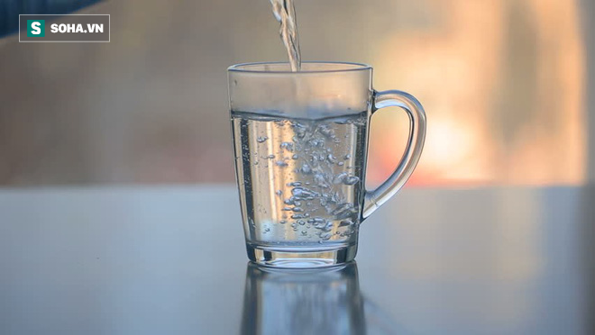  Mùa hè uống nước ấm hay nước lạnh sẽ tốt hơn: Đừng uống tùy tiện, kẻo gây hại cho sức khỏe - Ảnh 1.