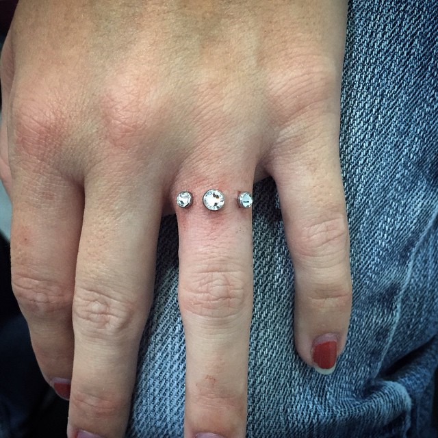 Xỏ khuyên ngón tay thay cho nhẫn đính hôn hiện đang thật sự là hot trend trên Instagram - Ảnh 4.