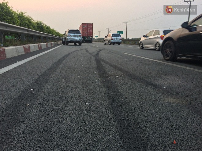 Chùm ảnh: Hiện trường vụ tai nạn liên hoàn trên cao tốc Long Thành - Dầu Giây vì khói rơm rạ mù mịt tấn công - Ảnh 9.