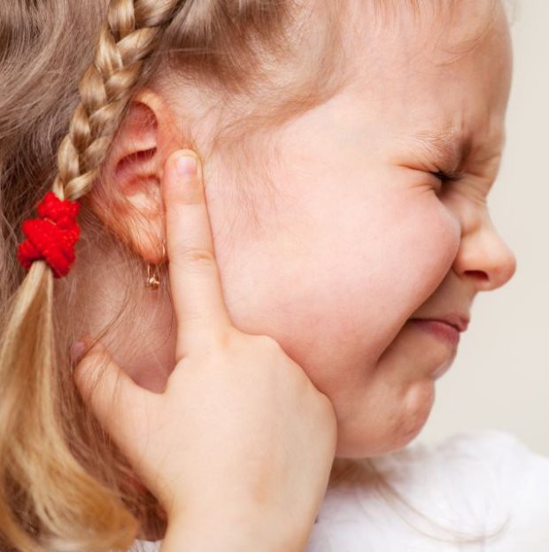 Bác sĩ lấy ra cục ráy tai 9 năm từ tai bé gái, người mẹ bàng hoàng nhận ra sai lầm khi con mới 2 tuổi - Ảnh 1.