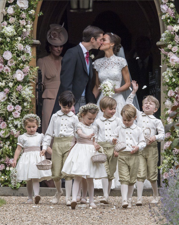 Sắp tổ chức hôn lễ, Meghan Markle chắc chắn phải nhớ 10 nguyên tắc trang phục này trong đám cưới Hoàng gia - Ảnh 3.