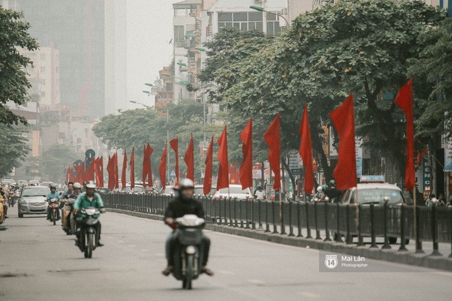 Những con phố, chung cư cao tầng ở Hà Nội nhuộm đỏ cờ Tổ quốc trong ngày giải phóng miền Nam thống nhất đất nước - Ảnh 1.