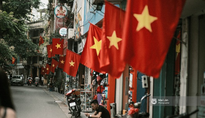 Những con phố, chung cư cao tầng ở Hà Nội nhuộm đỏ cờ Tổ quốc trong ngày giải phóng miền Nam thống nhất đất nước - Ảnh 2.