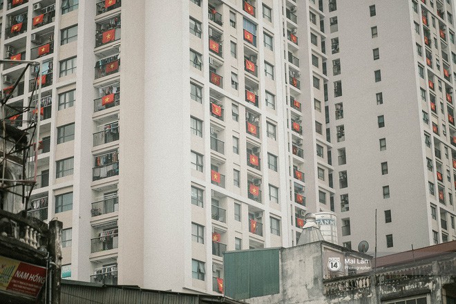 Những con phố, chung cư cao tầng ở Hà Nội nhuộm đỏ cờ Tổ quốc trong ngày giải phóng miền Nam thống nhất đất nước - Ảnh 13.